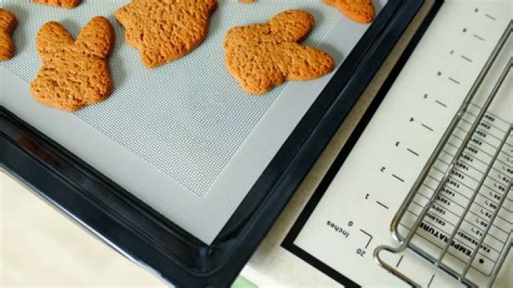 Are silicone baking sheets safe