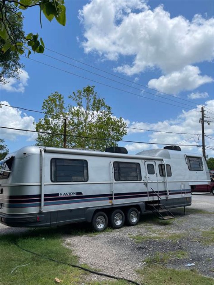 Are there any 1998 Avion 5th Wheel RVs?