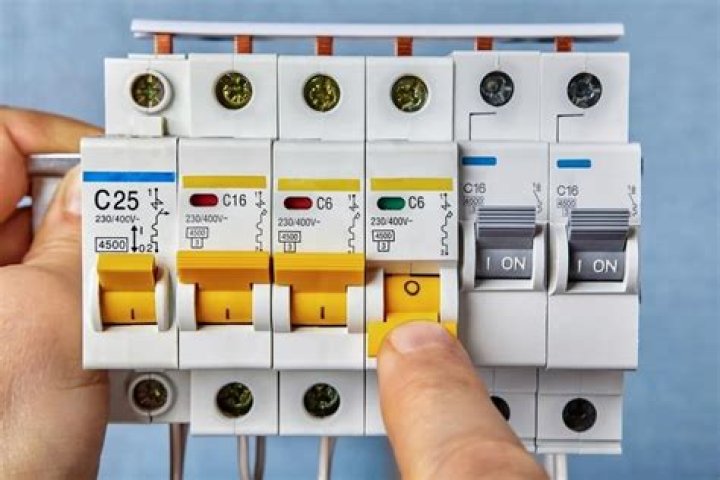 Do Circuit breakers automatically reset?