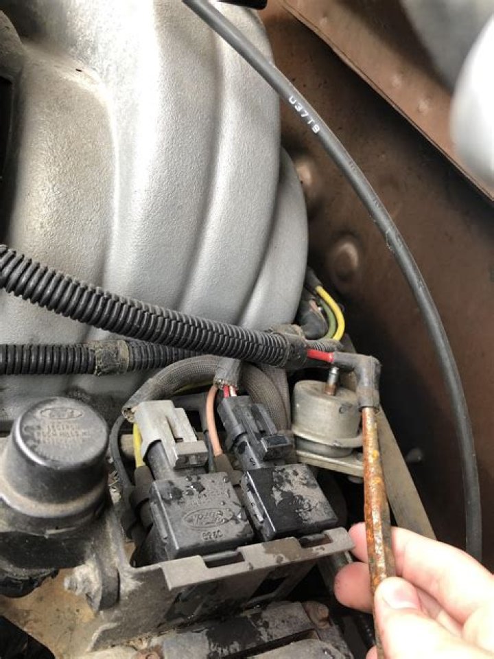 Does a fuel pump have a ground wire?