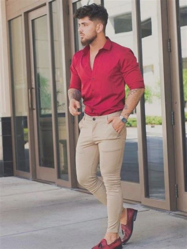 Does grey shirt go with red pants?