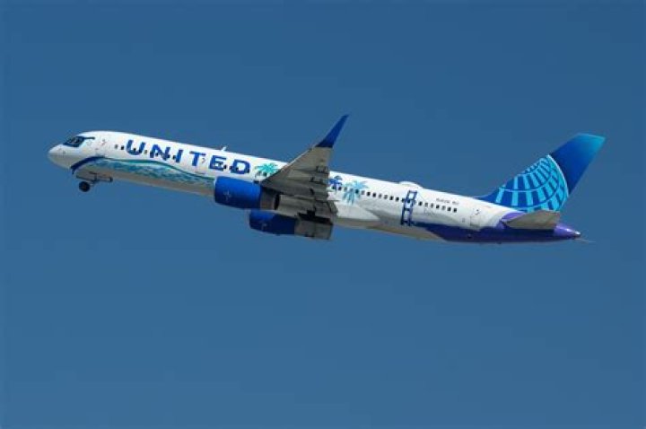 Does the Boeing 757 200 have tvs