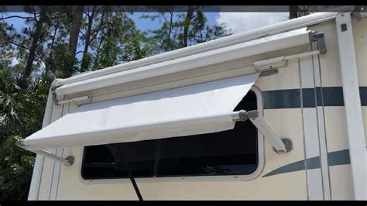 How big are the windows on a Dometic Seitz caravan?