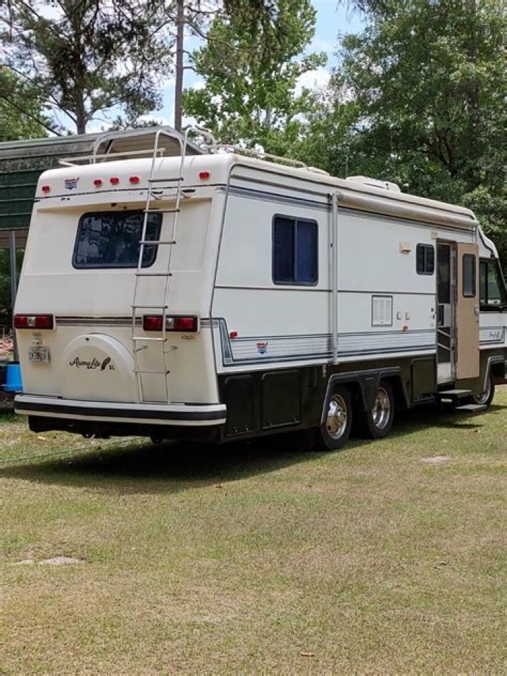 How big is a 1989 Holiday Rambler RV?