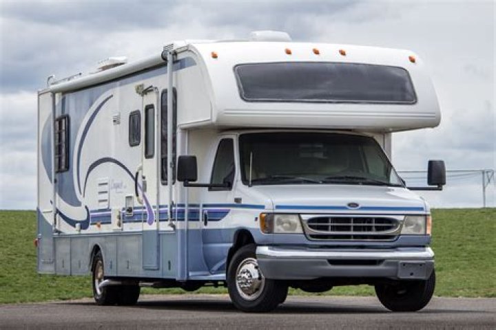 How big is a 2000 Gulf Stream RV?