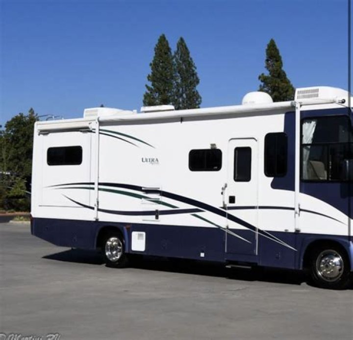 How big is a 2004 Gulf Stream motorhome?