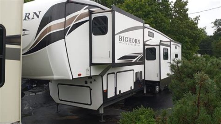 How big is the heartland Bighorn traveler fifth wheel?