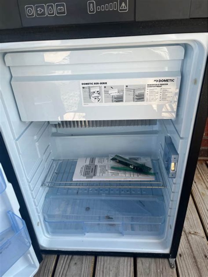 How does the Dometic rm8501 caravan fridge work?