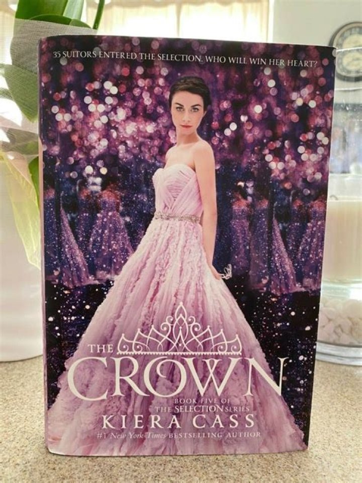 How many pages is the crown by Kiera Cass