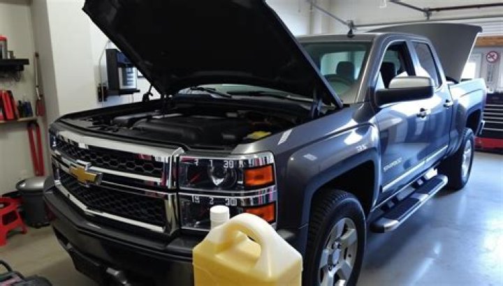 How many quarts of oil does a 8100 Vortec take?