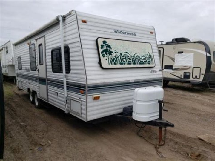 How much does a 2001 Fleetwood Wilderness weigh?