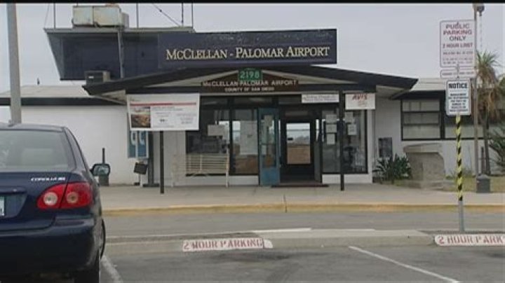 What airlines fly into Palomar Airport