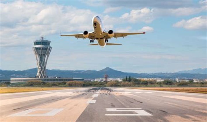 What airlines fly out of Stewart Newburgh