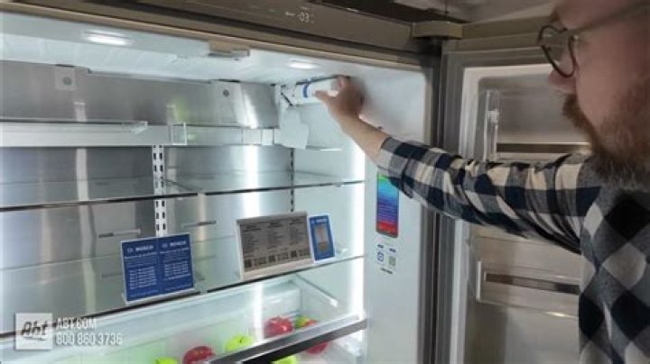 What does the flashing indicator on a Bosch refrigerator mean?