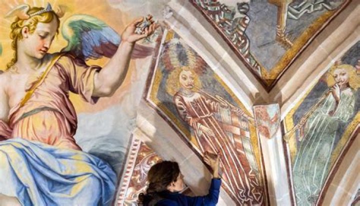 What is an advantage and disadvantage of fresco painting