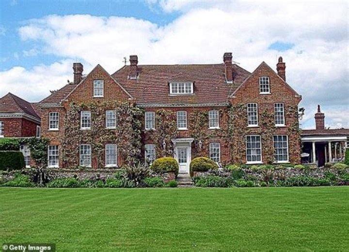 What is Rachel Hunters net worth