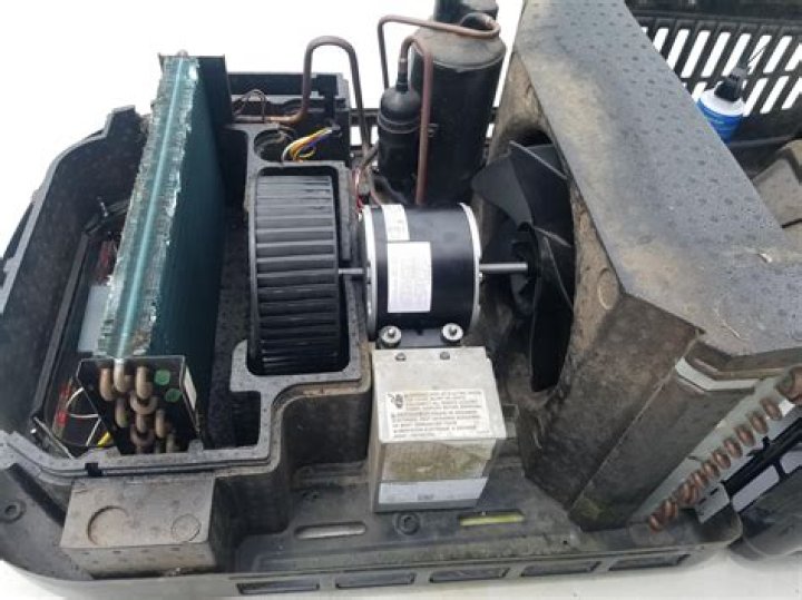 What kind of AC does Dometic brisk air conditioner use?