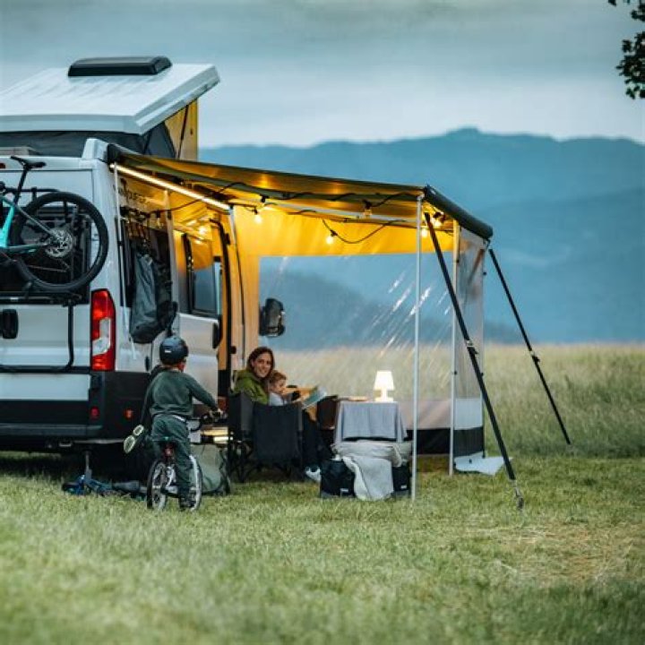 What kind of awning does Thule omnistor use?