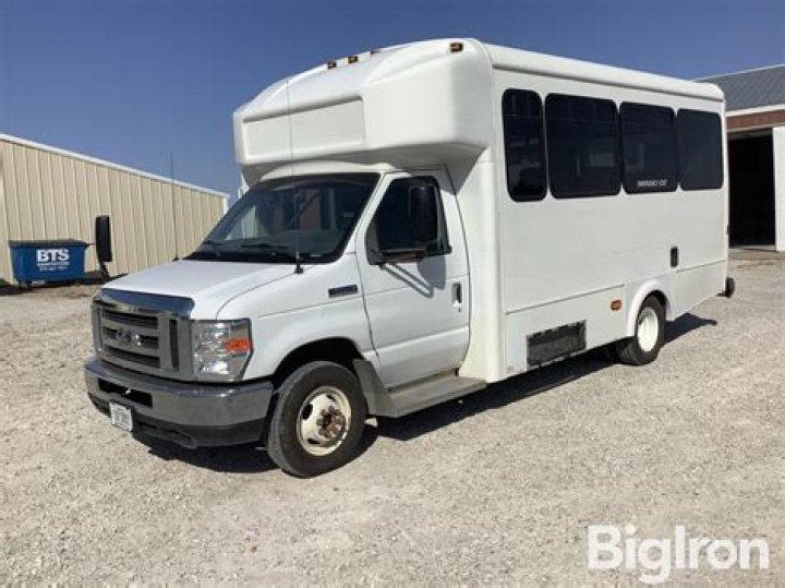 What kind of bus is 2006 Ford E450?