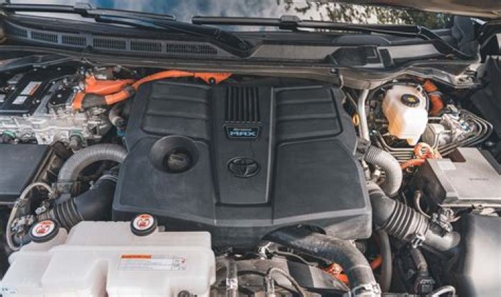 What kind of engine does a Toyota sunrader have?