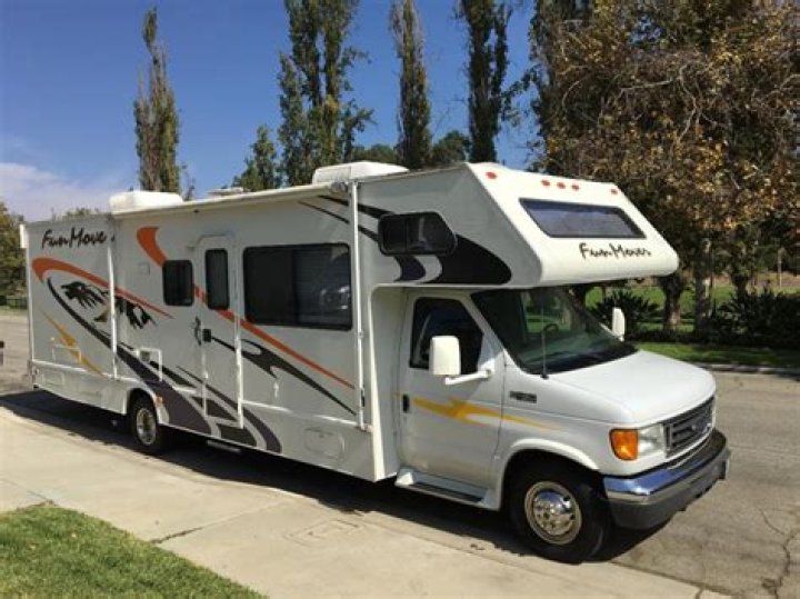 What kind of engine does Four Winds fun Mover have?