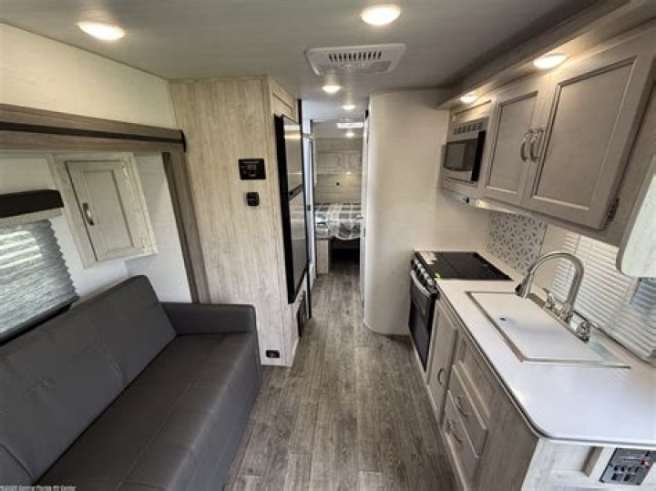 What kind of engine does Gulf Stream Vista Cruiser have?