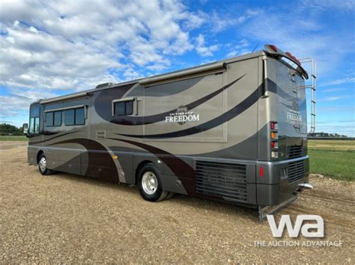 What kind of engine does Winnebago ultimate freedom have?