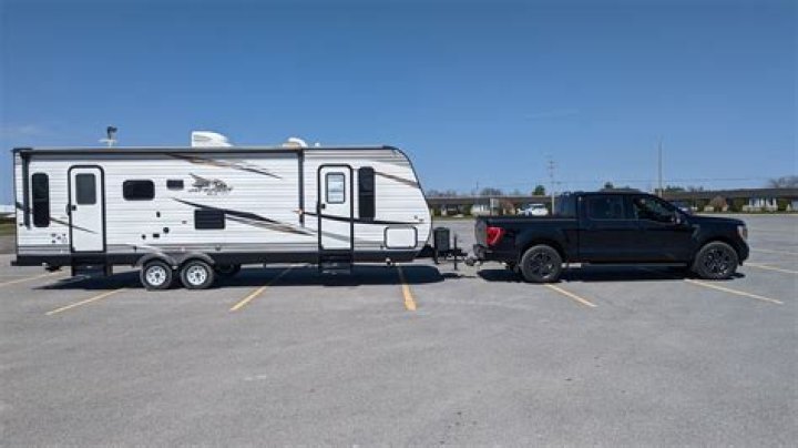 What kind of window does Raptor travel trailer have?