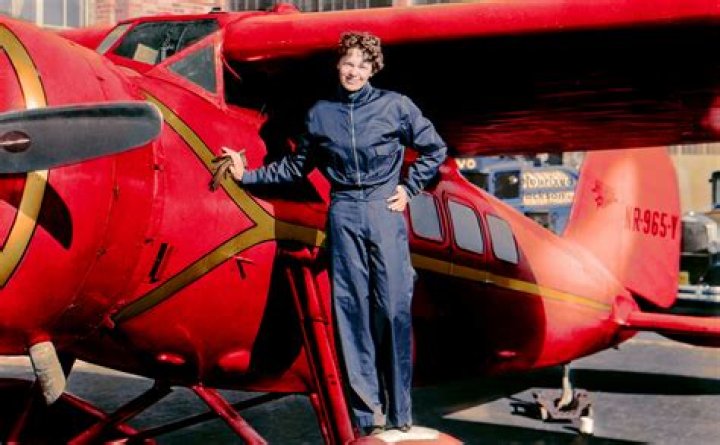 When did Amelia Earhart become a nurse