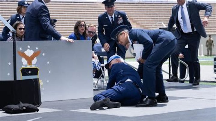 Who is the manufacturer of the 1998 Jayco RV?