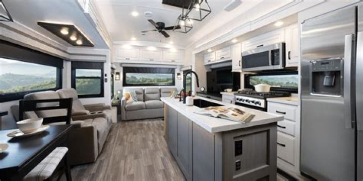 Who makes North Point fifth wheel?