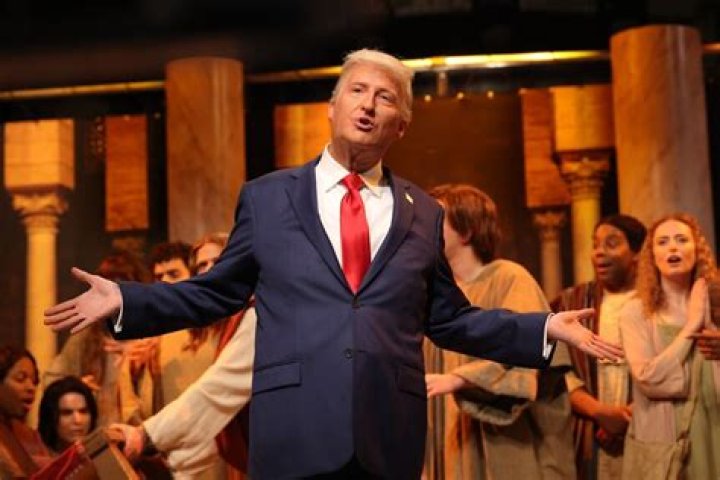 Who plays the queen in Austin Powers